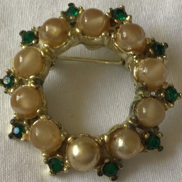 Jewelry - Vintage Wreath Brooch with faux pearls and green stones